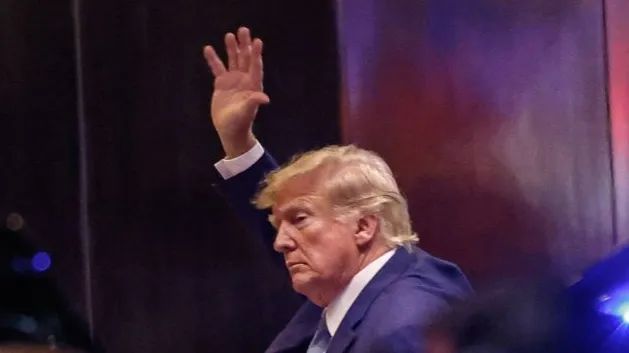 特朗普,“黄金收视时段”去自首