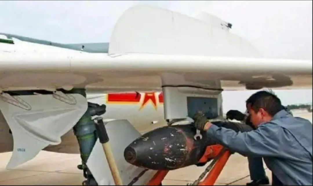 歼-6无人机挂满集束炸弹,锁定海峡对面,解放军手里还有几千架