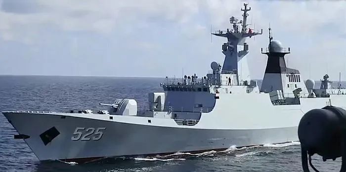 苦等10年！中国新舰054B下水全网沸腾，网友：老054可以支援给朝鲜了！