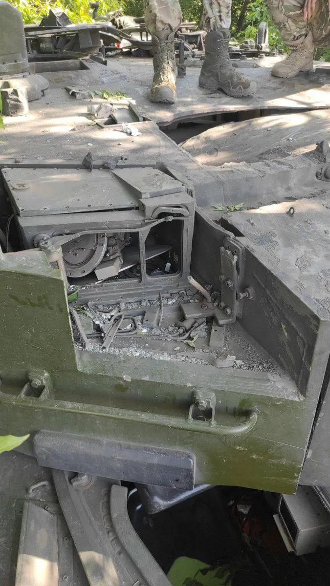 很丑但很实用!俄罗斯军事展,“铁顶棚”成为坦克制式装备!中国需要“抄作业”吗?