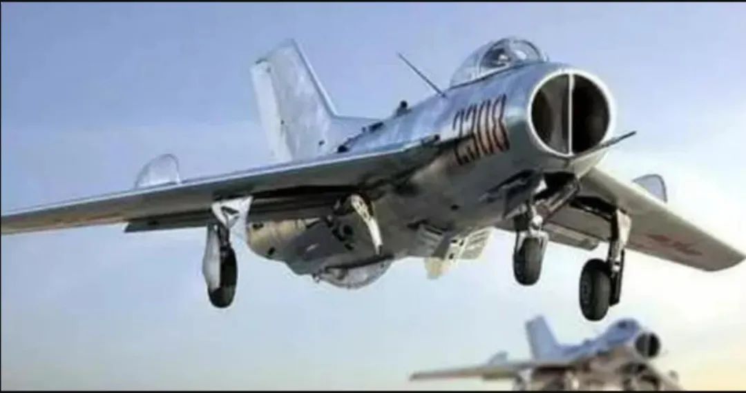 歼-6无人机挂满集束炸弹，锁定海峡对面，解放军手里还有几千架
