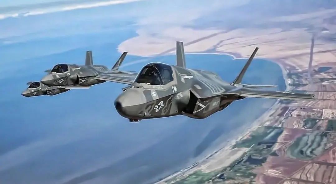 歼16亮相海参崴,机场一幕令人震撼!俄民众:竟还有这种顶级侧卫