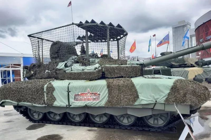 很丑但很实用！俄罗斯军事展，“铁顶棚”成为坦克制式装备！中国需要“抄作业”吗？