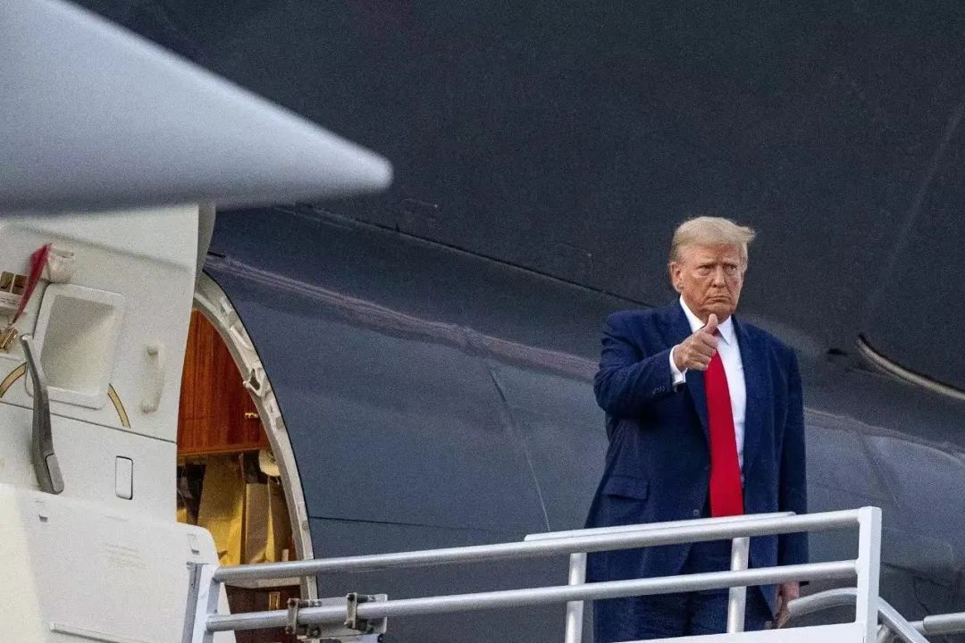 特朗普,“黄金收视时段”去自首