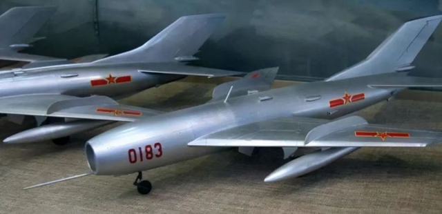 歼-6无人机挂满集束炸弹,锁定海峡对面,解放军手里还有几千架