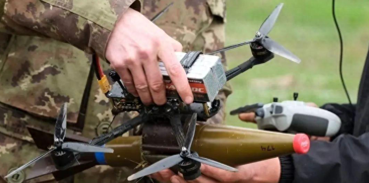 穿越机俄乌战场显神通,解放军解锁新玩法:城市作战可以这么打