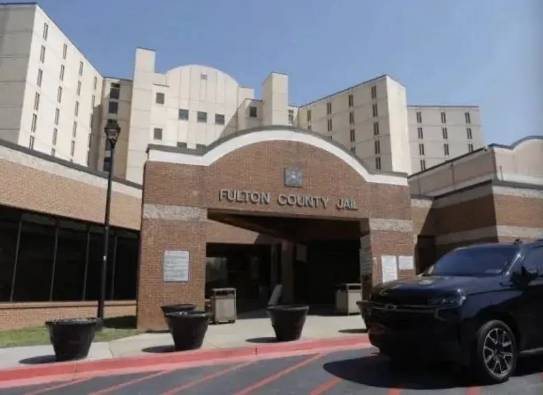 特朗普,“黄金收视时段”去自首