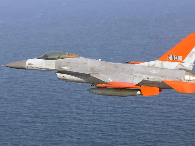 歼-6无人机挂满集束炸弹,锁定海峡对面,解放军手里还有几千架