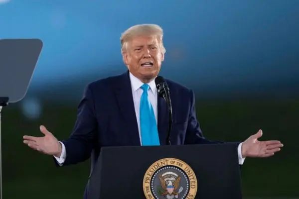 特朗普将计就计,前往监狱投案自首