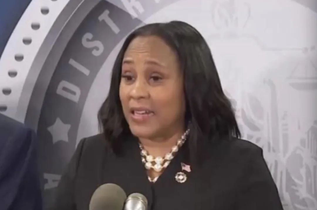 特朗普,“黄金收视时段”去自首