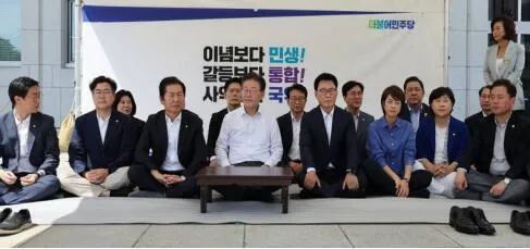 韩国人开始怀念李明博、朴槿惠了