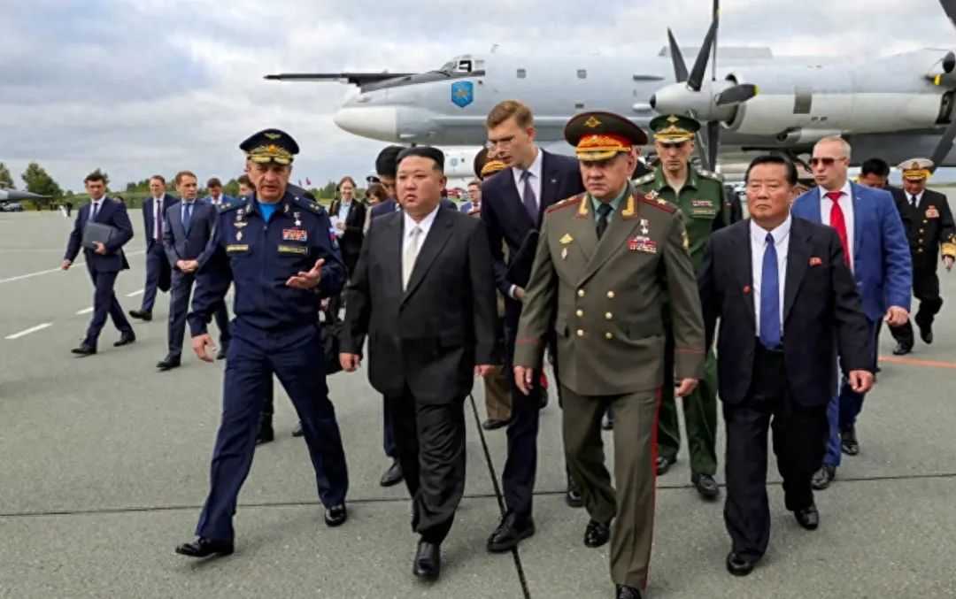 金正恩访俄，参观俄罗斯先进的武器库！朝鲜打算装备什么？