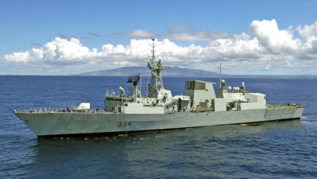 解放军052D神走位,贴脸围观美加舰队:来了黄海,得适应中方主场