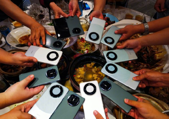 4年前华为跌倒、苹果吃饱;4年后苹果跌倒、华为吃饱