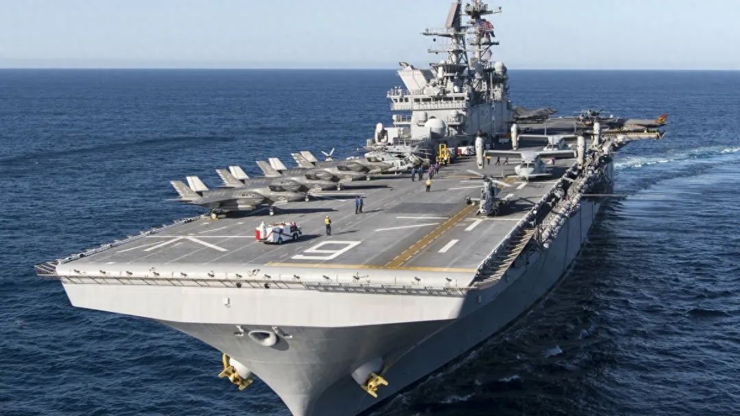 解放军052D神走位,贴脸围观美加舰队:来了黄海,得适应中方主场