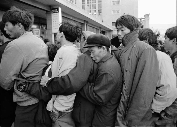 中国高铁站前广场,为何要建那么大?