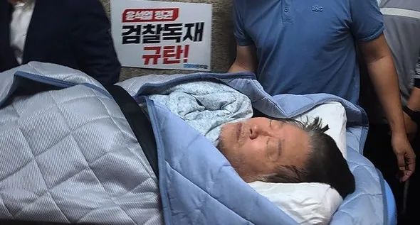 绝食19天的李在明被检方提请逮捕，韩国“朝野大战”如何收场？