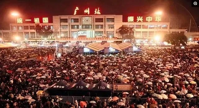 中国高铁站前广场,为何要建那么大?