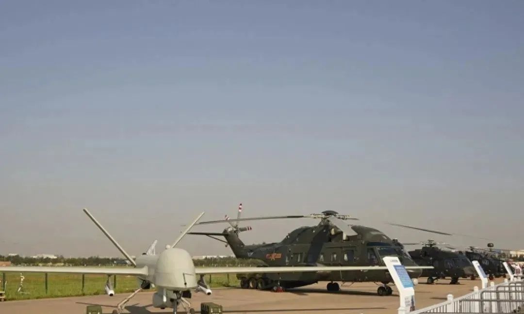 解放军陆航KVD002察打一体无人机亮相天津直博会，性能优于美国陆军MQ-1C无人机