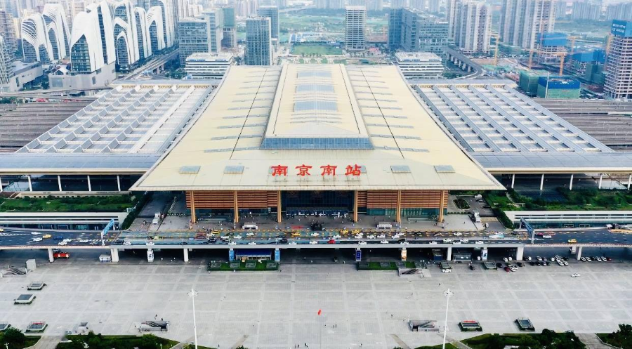 中国高铁站前广场,为何要建那么大?