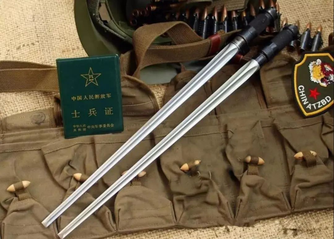 解放军的三棱军刺,淬毒,放血,可怕的伤口,已被联合国禁用?