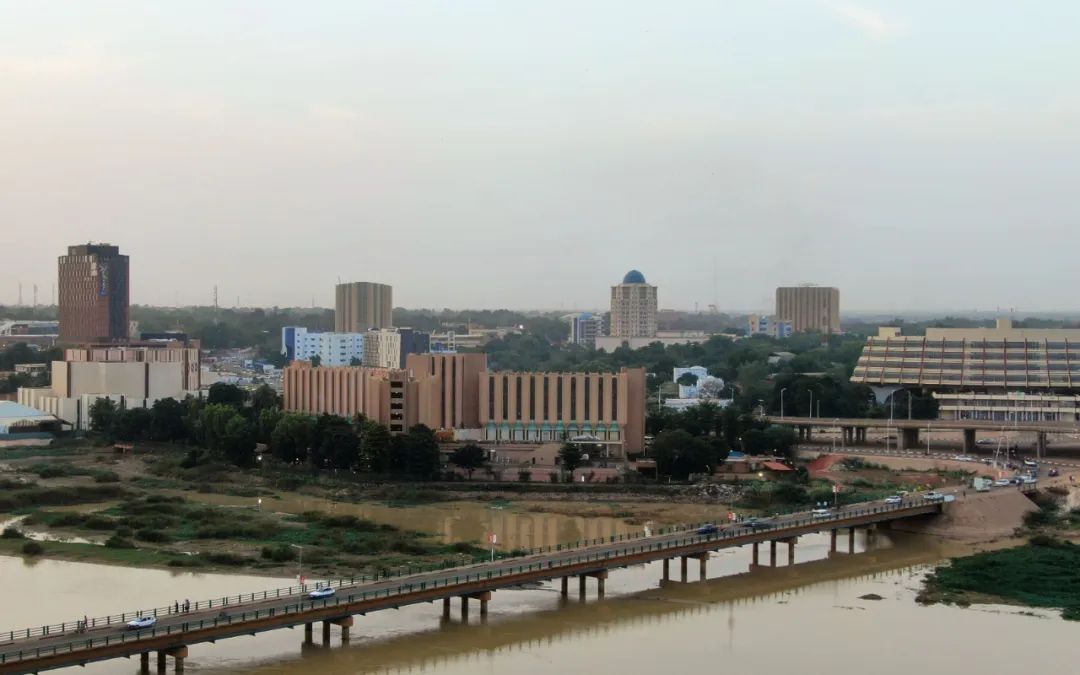 被西方敲骨吸髓的小国,为何发生政变?