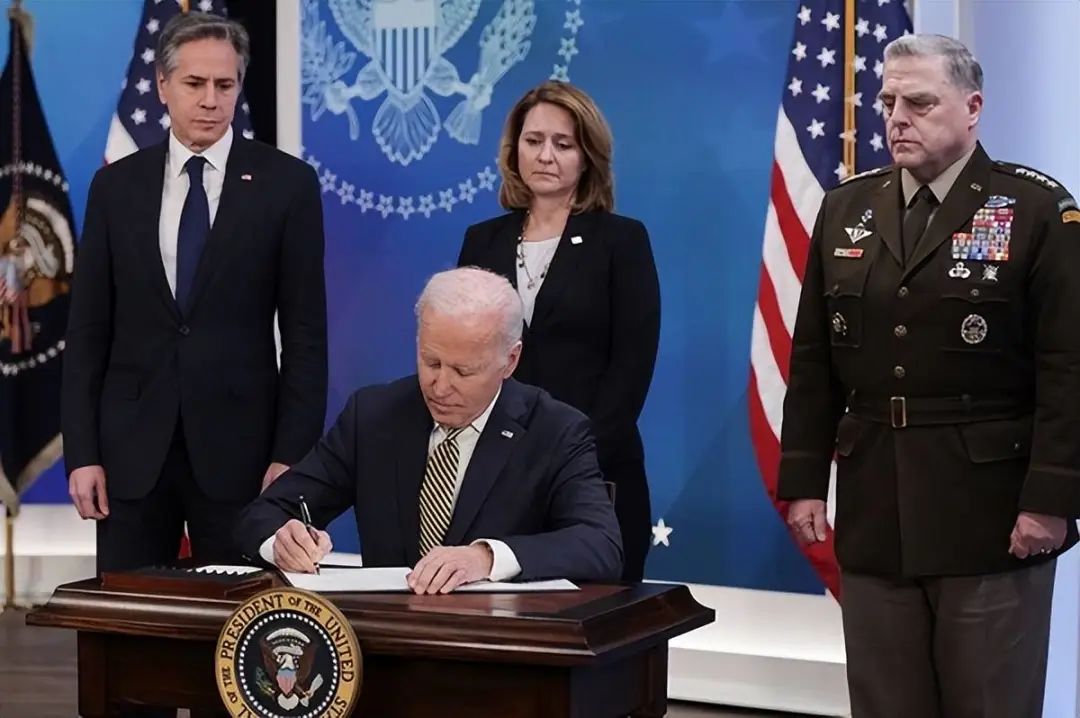 大变局下的熬与苟