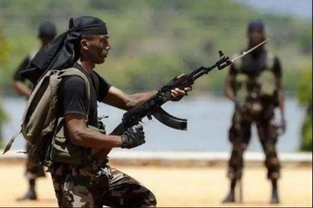 解放军的三棱军刺,淬毒,放血,可怕的伤口,已被联合国禁用?