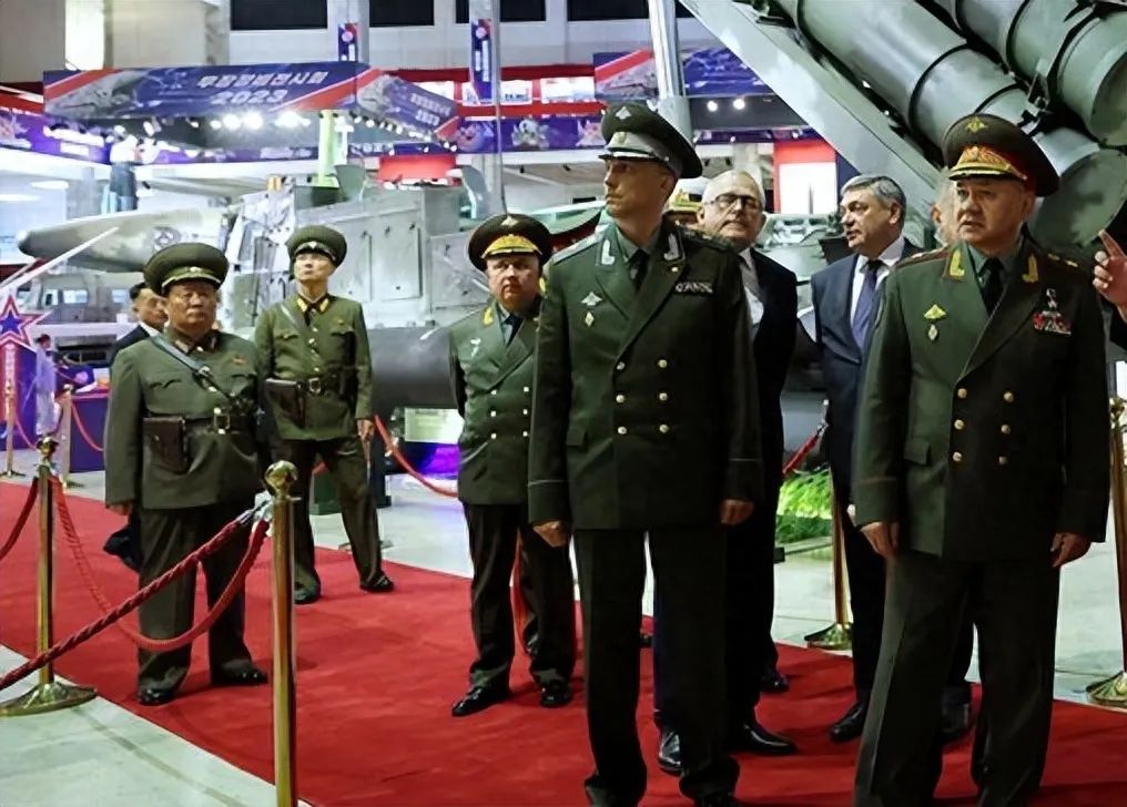 核攻击潜艇下水后，朝鲜俄罗斯要干一件大事？