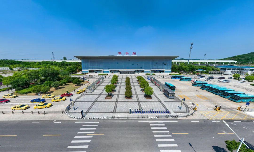 中国高铁站前广场,为何要建那么大?