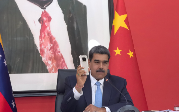 4年前华为跌倒、苹果吃饱;4年后苹果跌倒、华为吃饱