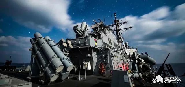 美军舰疯狂开火,激战9个小时击落胡塞武装4枚导弹15架无人机。胡塞武装表现出了大胆的态度