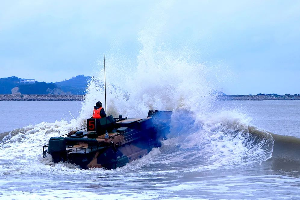 韩国最新式两栖装甲车下海潜泳淹死两人？中国05式也沉过，更危险！