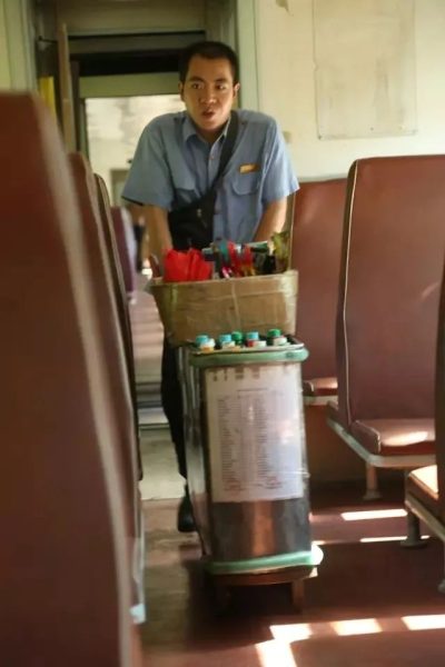 大自救开始了!飞机变“绿皮火车”,公交变“婚车”,地铁变“货车”......