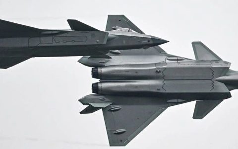 美军承认：歼-20生产速度远超预期，两大进步成超越F-22关键