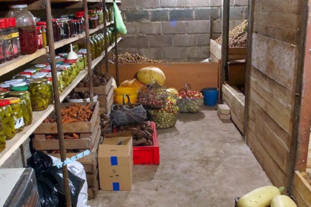 西伯利亚冬天有多可怕?屯粮千斤腌菜百罐,还得砍柴一个月