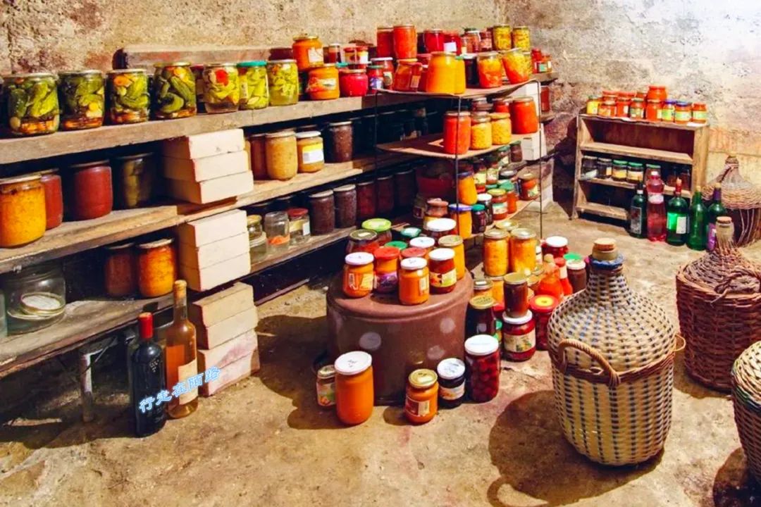 西伯利亚冬天有多可怕?屯粮千斤腌菜百罐,还得砍柴一个月