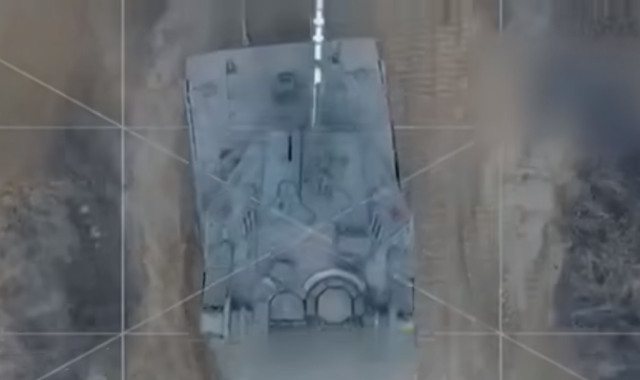 以色列坦克上面加顶棚，模仿印度俄罗斯？中国坦克也要学习吗?