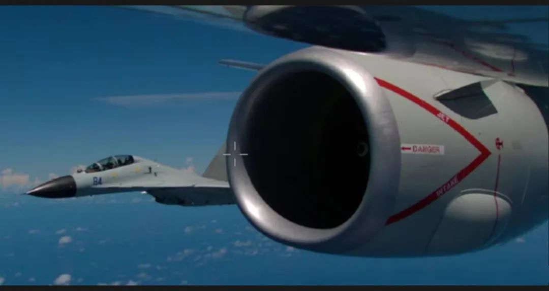 3米极限拦截!中国歼-11南海驱逐B-52轰炸机,差点将其逼入大海