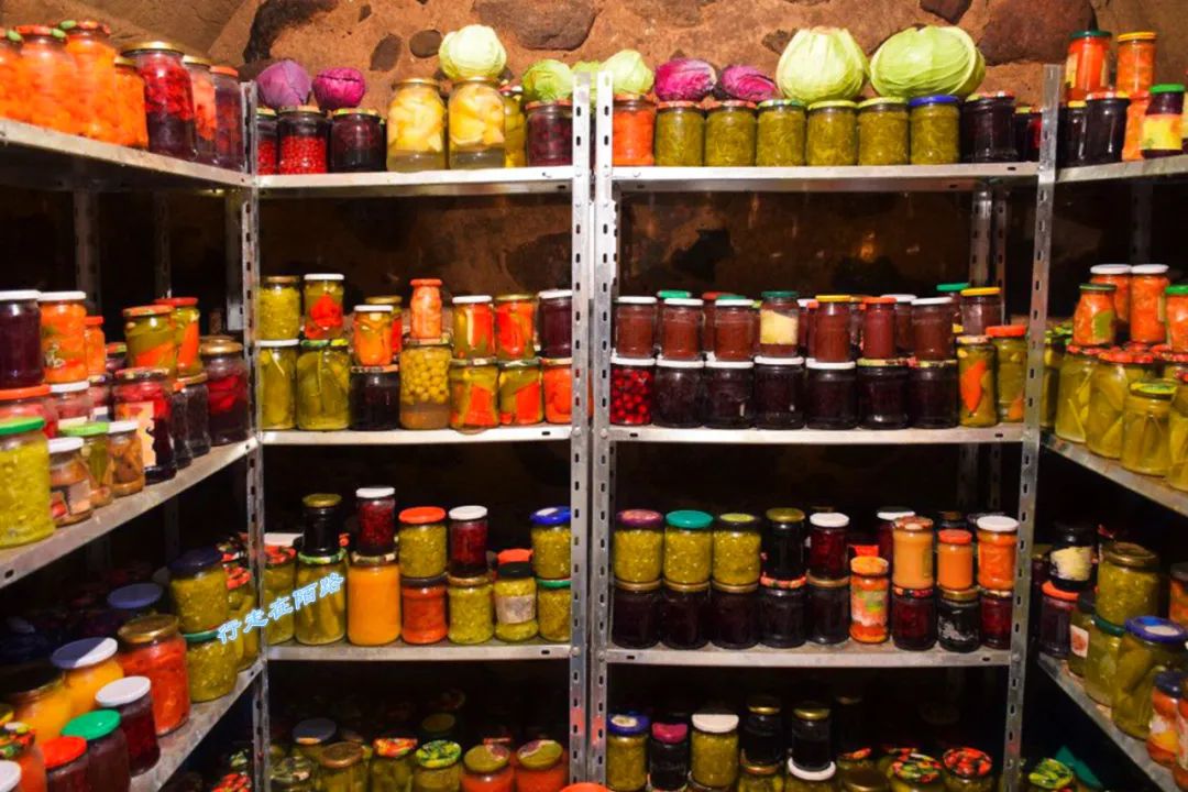 西伯利亚冬天有多可怕?屯粮千斤腌菜百罐,还得砍柴一个月