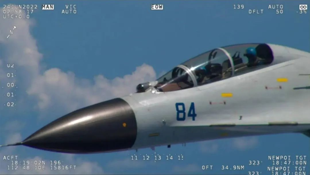 3米极限拦截!中国歼-11南海驱逐B-52轰炸机,差点将其逼入大海