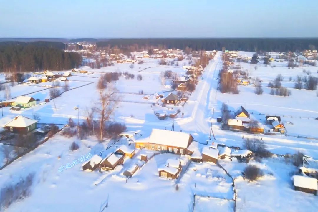 西伯利亚冬天有多可怕?屯粮千斤腌菜百罐,还得砍柴一个月