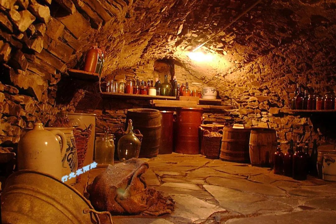 西伯利亚冬天有多可怕?屯粮千斤腌菜百罐,还得砍柴一个月