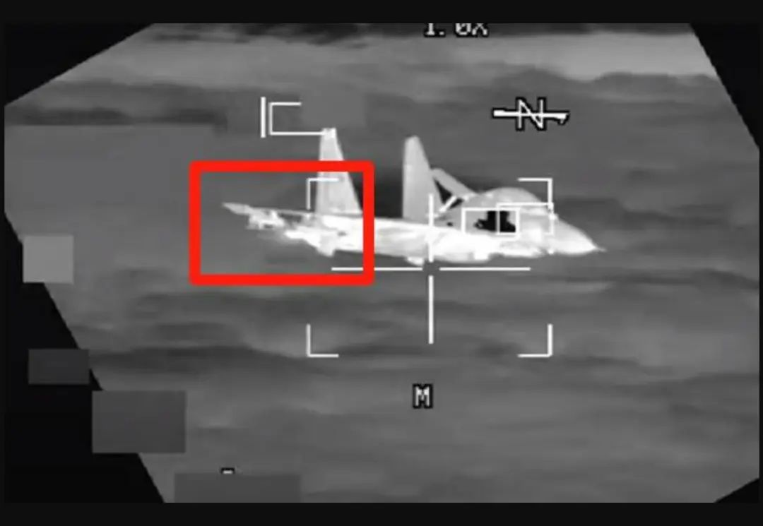 3米极限拦截!中国歼-11南海驱逐B-52轰炸机,差点将其逼入大海