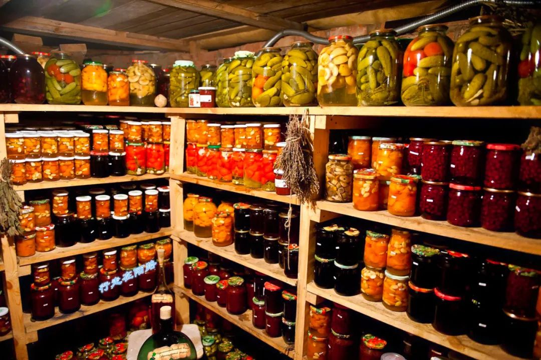 西伯利亚冬天有多可怕?屯粮千斤腌菜百罐,还得砍柴一个月