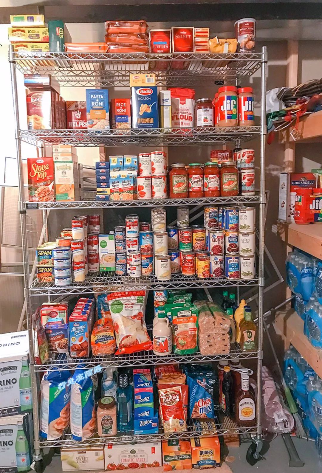 西伯利亚冬天有多可怕?屯粮千斤腌菜百罐,还得砍柴一个月