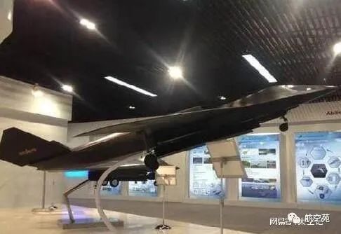 一架从未公布的轰炸机被曝出,沈飞获国家级大奖,总师笑容满面