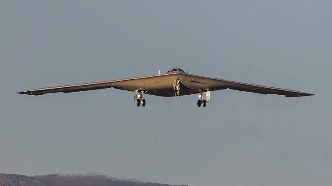 重磅！美国空军B-21正式首飞，机体细节大面积曝光！网友：压力给到中国一边了！