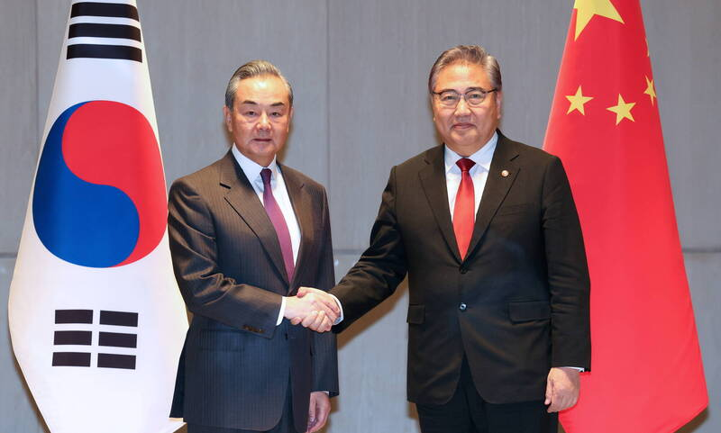 中日韩外长会结束,王毅外长为何提前返回国内?