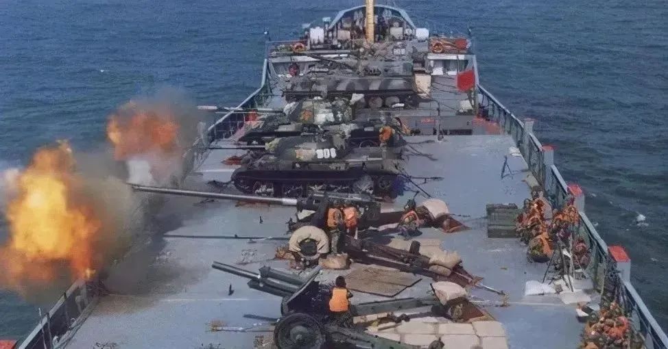 解放军把坦克大炮拉上渔船，只为对抗1996年的美军航母，
